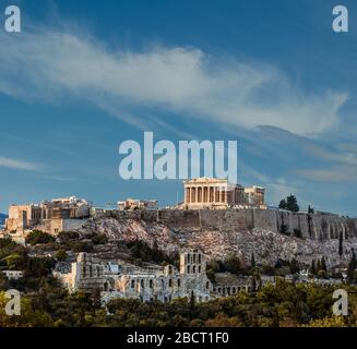 Parthénon, Acropole d'Athènes, un Masterpiean architectural, le symbole de la Grèce, sous le beau ciel bleu Banque D'Images