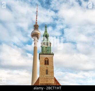 Berlin, Allemagne - 9 décembre 2019 : clocher de l'église Sainte-Marie ou Marienkirche. Tour de télévision près de l'église. Situé sur Karl-Liebknecht-Strasse à proximité Banque D'Images