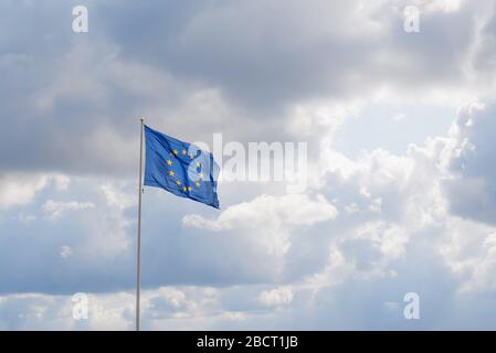 Drapeau officiel de l'Union européenne dans le ciel. Cercle d'étoiles jaunes sur fond bleu Banque D'Images