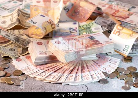 Grande pile et ventilateur de billets, roubles russes sur une surface en béton gris Banque D'Images