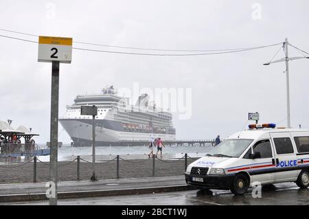 Vue du sommet des célébrités du navire de croisière depuis le quai d fort de France et une voiture de police garée en cas de pluie.Conditions météorologiques dans les Caraïbes. Banque D'Images