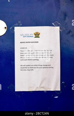 Dépliant du conseil municipal informant les toilettes publiques fermées en raison de l'urgence pandémique du Covid-19 Coronavirus Banque D'Images