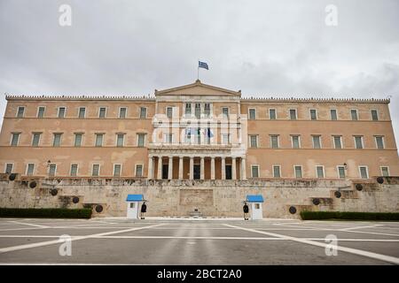 Drapeaux de la Grèce, de l'Italie et de l'UE au parlement grec, signe de soutien, cause de Covid-19 Banque D'Images