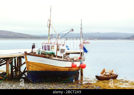 Finnmark, Norvège - 26 juillet 2017 : vue du bateau de pêche sur la côte norvégienne Banque D'Images