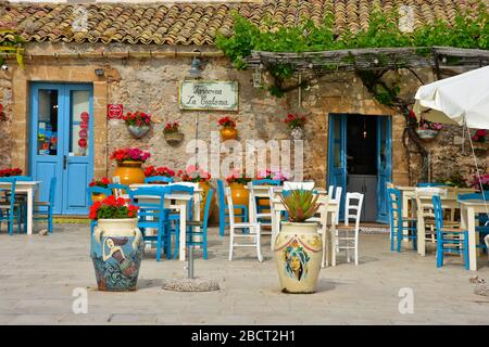 Marzameni, Italie. Une rue étroite parmi les maisons colorées d'un village sicilien Banque D'Images