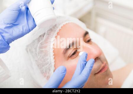 Masque cosmétique anti-âge pour homme adulte Banque D'Images