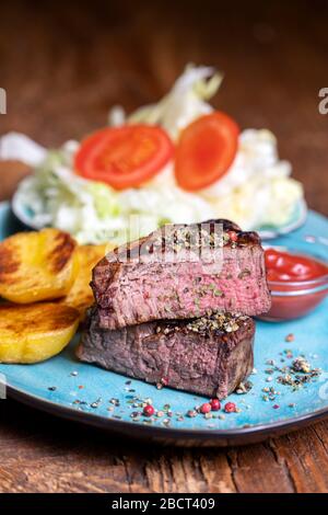 Le steak grillé sur une plaque Banque D'Images