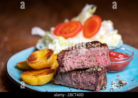 Le steak grillé sur une plaque Banque D'Images