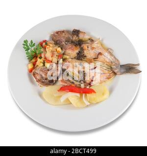 Assiette de dorade cuite au four avec pommes de terre cuites au four. Banque D'Images