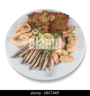 Plat de poisson frit avec anchois, calmars, marinade et beignets de crevettes. Banque D'Images