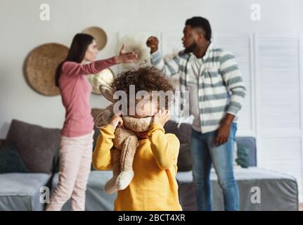 Bébé pleure quand les parents internationaux sont querelles Banque D'Images