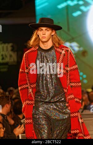 Montréal, Canada. Un modèle marche sur la piste lors du défilé de mode des designers canadiens qui a eu lieu pendant le Festival de la mode et du design. Banque D'Images