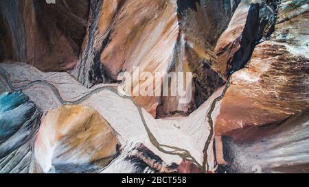 Le long d'une rivière dans la vallée entre les montagnes colorées de Landmannalaugar, Islande Banque D'Images