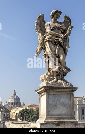 Angel avec flagellum par Lazzaro Morelli, avec l'inscription 'in flagella paratus sum', situé sur le côté ouest du Ponte Sant'Angelo à Rome. Banque D'Images