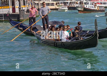 Un groupe de touristes chinois qui font une balade en gondole sur le Grand Canal à Venise, Italie Banque D'Images