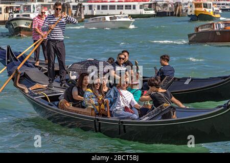 Un groupe de touristes chinois qui font une balade en gondole sur le Grand Canal à Venise, Italie Banque D'Images