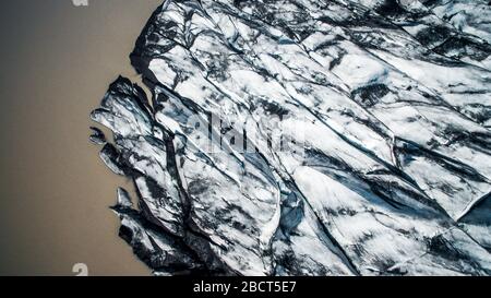 Drone, vue de dessus du glacier de Solheimajokull. Glace et cendres du volcan texture paysage, belle nature fond de glace de l'Islande. Banque D'Images