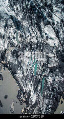 Vue aérienne sur le glacier de Solheimajokull dans le parc géographique de Katla, sur la côte sud de l'Atlantique islandais. Emplacement : langue glaciaire du sud de la calotte glaciaire de Myrdalsjokull, nea Banque D'Images