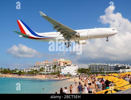 France Air Force Airbus A330 sur Maho Beach atterrir à Saint-Martin. Aéronefs présidentiels utilisés pour les transports officiels français. (Saint-Martin). Banque D'Images