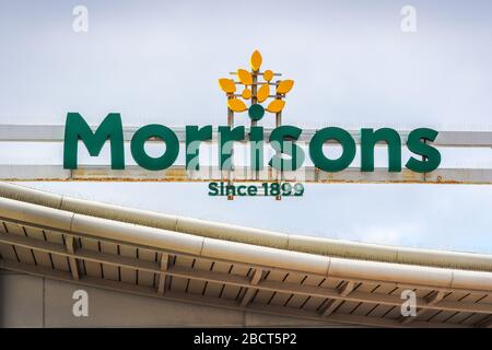 Logo de la société Morrisons au-dessus d'un supermarché, Troon, Royaume-Uni Banque D'Images