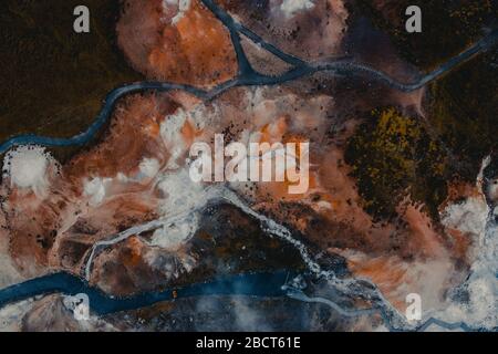 Vue de drone du champ géothermique de Seltun à Krysuvik,Islande.Volcano activité volcanique géothermique vidéo de drone - paysage islandais nature montrant volcanique Banque D'Images