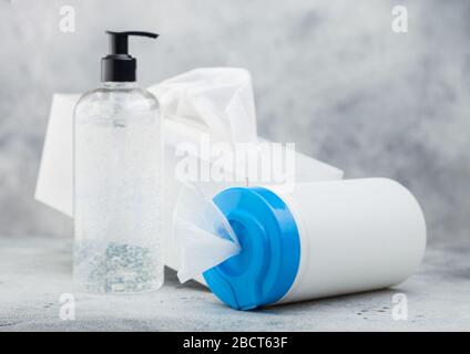 Contenant en plastique avec lingettes alcoolisées contenant en plastique désinfectant pour les mains et boîte de tissus sur fond blanc. Meilleure protection contre tous les virus. Banque D'Images