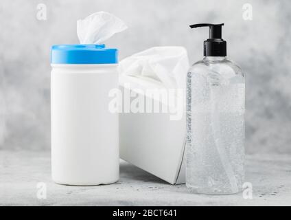 Contenant en plastique avec lingettes alcoolisées contenant en plastique désinfectant pour les mains et boîte de tissus sur fond blanc. Meilleure protection contre tous les virus. Banque D'Images