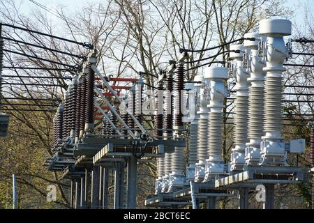 Centrale électrique régionale fournissant de l'électricité aux ménages et aux entreprises de certains districts. Gros plan ou gros plan des bobines et des fils de haute tension Banque D'Images