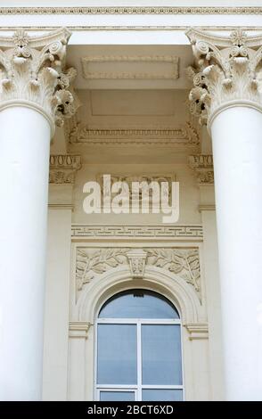 Portique de gros plan de l'ancien bâtiment historique, ancien Institut de thérapie physique n. a. Sechenov à Sébastopol, Crimée, Russie. Banque D'Images