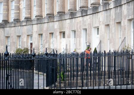 Bath, North Somerset, Royaume-Uni. 31 mars 2020. Un postman fait ses livraisons le long du célèbre Royal Crescent à Bath, Somerset. Banque D'Images