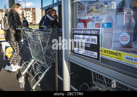 État de l'épidémie à Varsovie, Pologne - informations sur le temps de travail 24 h devant le magasin Lidl, certains supermarchés seront ouverts toute la journée pour réduire t Banque D'Images