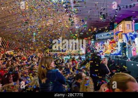 Beaucoup de gens regardant le Gala de l'élection de la Reine du Carnaval, certains des candidats présentant leurs costumes sur scène Banque D'Images