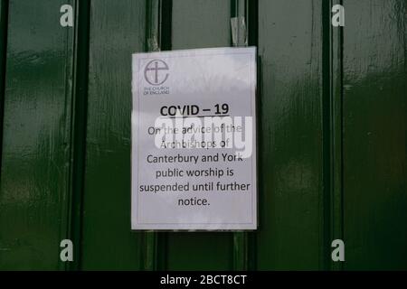 Avis sur l'église fermée, Sainte Trinité, en raison du Coronavirus, Covid 19 pandémie. West Midlands. ROYAUME-UNI Banque D'Images