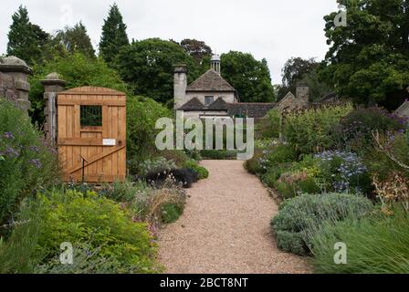 Wakehurst place formel English Garden zat Kew Royal Botanic Gardens, Ardingly, Haywards Heath, Sussex, RH17 6TN Banque D'Images