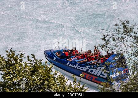 Les passagers de jet Boat se dépotent vers les spectateurs des chutes Huka près de Taupo, en Nouvelle-Zélande Banque D'Images