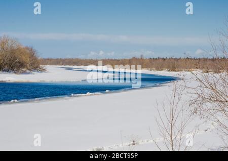 Ressort. Petite rivière au printemps. Fonte de la neige et de la dérive de glace Banque D'Images