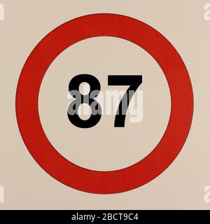 Illustration des Straßenverkehrszeichens 'maximum Höchstgeschwindigkeit 87 km pro Stunde' Banque D'Images