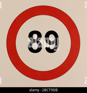Illustration des Straßenverkehrszeichens 'maximum Höchstgeschwindigkeit 89 km pro Stunde' Banque D'Images