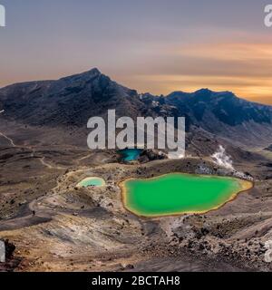 Lever du soleil à l'Emerald Lakes au populaire alpin Tongariro Crossing randonnée en Nouvelle Zélande Banque D'Images