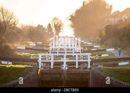 Caen Hill Locks, près de Devizes, Wiltshire, Royaume-Uni. 23 mars 2020. Lors d'une matinée de printemps, un coureur se rend le long du canal Kennet et Avon et de l'pa Banque D'Images