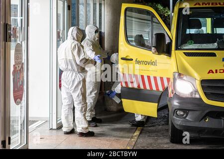Madrid, Espagne, 23 mars 2020. Hôpital Gregorio Marañon. Médecins s'occupant de patients à l'entrée d'urgence Banque D'Images