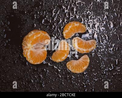 Vue sur un orange mandarin pelé à bord Banque D'Images