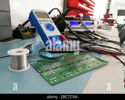 Vue de bureau de l'atelier de conception et de développement elektronics avec divers outils Banque D'Images