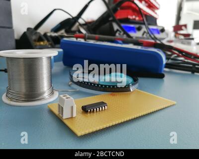 Vue de bureau de l'atelier de conception et de développement elektronics avec divers outils Banque D'Images