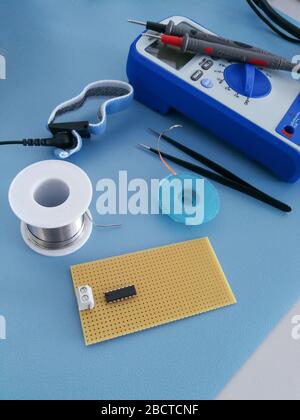 Vue de bureau de l'atelier de conception et de développement elektronics avec divers outils Banque D'Images