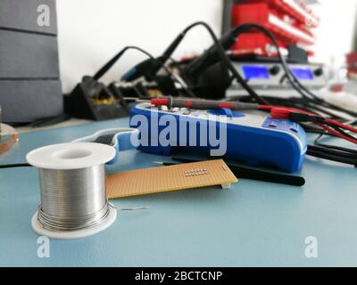 Vue de bureau de l'atelier de conception et de développement elektronics avec divers outils Banque D'Images