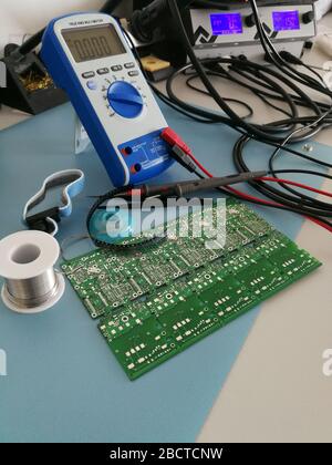 Vue de bureau de l'atelier de conception et de développement elektronics avec divers outils Banque D'Images