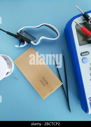 Vue de bureau de l'atelier de conception et de développement elektronics avec divers outils Banque D'Images