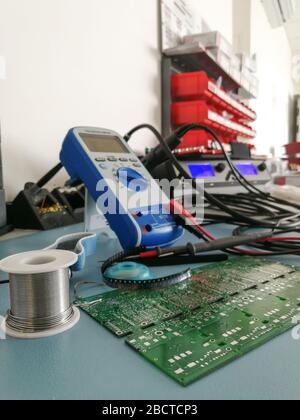 Vue de bureau de l'atelier de conception et de développement elektronics avec divers outils Banque D'Images