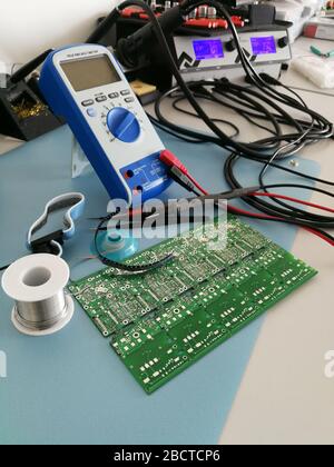 Vue de bureau de l'atelier de conception et de développement elektronics avec divers outils Banque D'Images